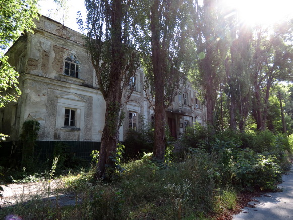 Image - An abandoned synagogue building in Chornobyl.